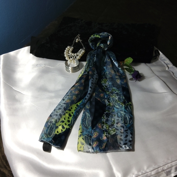...Im selling a  Scarf - Picture 1 of 2